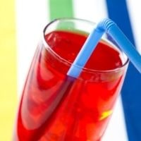 bicchiere di vetro che contiene energy drink