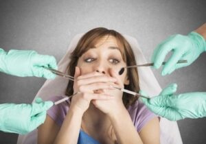 ragazza sulla poltrona che ha paura del dentista