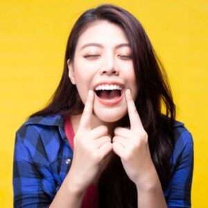 ragazza che mostra come avere i denti bianchi