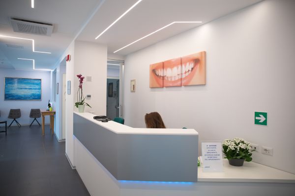 reception-duemme-dental-600x400-2-min.jpg