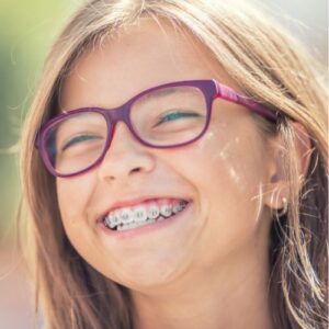 percorso di cure odontoiatriche e pediatriche per il bambino in foto bambina con apparecchio dentale