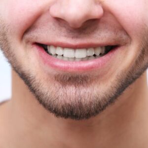 bocca di ragazzo con la barba che sorride